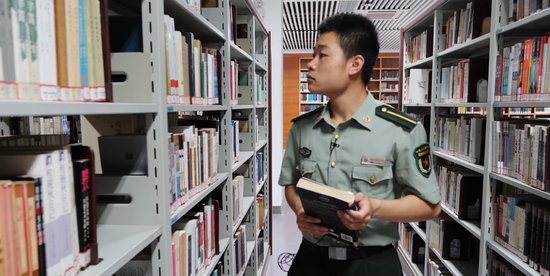 『搬砖男孩』“搬砖男孩”国防科大毕业后主动申请赴疆