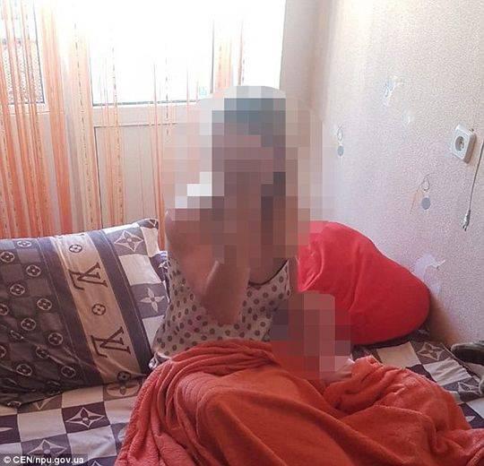 男子性侵8个月大女儿 并拍照卖给儿童网站 嫌疑人妻子,她对丈夫的所作所为完全不知情