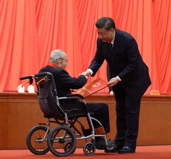 2021年11月3日,2020年度国家科学技术奖励大会上,习近平总书记向获得2020年度国家最高科学技术奖的中国航空工业集团有限公司顾诵芬院士颁奖。
