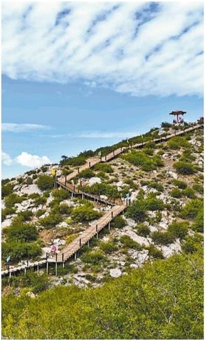 呼和浩特大青山健身步道.  本报记者 吴 勇摄