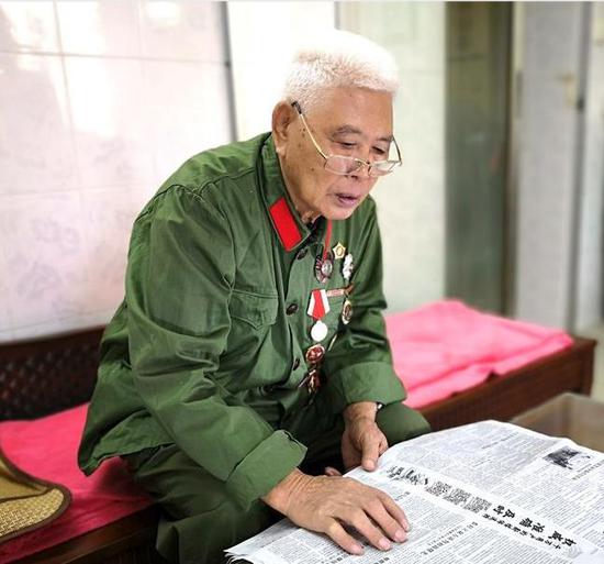 他站在这面墙前泪流满面:你们都不在了 我活下来了