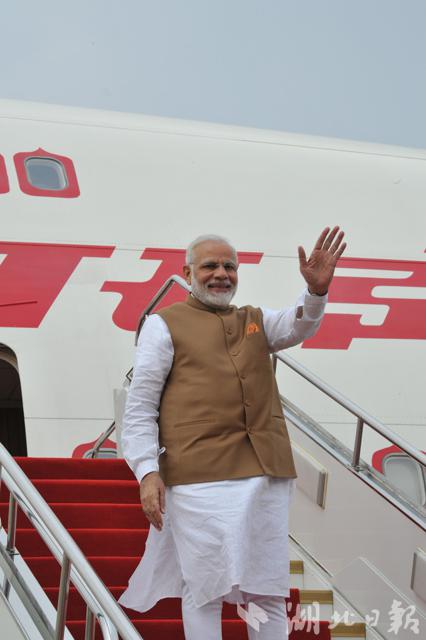 印度总理莫迪结束访华之旅离开武汉(图)