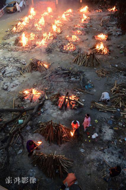 印度首都新德里火葬场“尸满为患”  图源：澎湃影像
