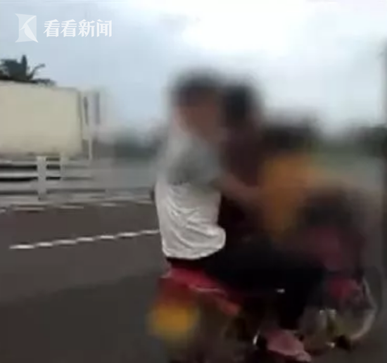 男子用脚开摩托车载两人飙车 后座男子：我不怕