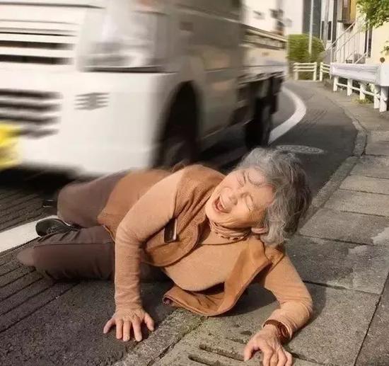 90后打老人:90后觉得自己老了?有些90岁老人却还在996 △表演碰瓷
