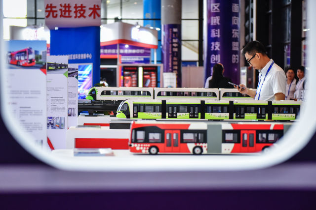 ↑在广西南宁国际会展中心展出的中车集团的新型公共交通车辆模型（9月13日摄）。 新华社记者 李芒茫 摄