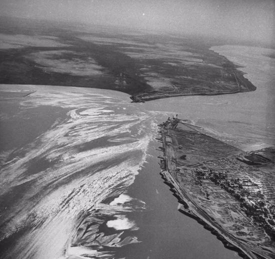 &nbsp;黄河花园口决堤处,1946年.供图/老姚