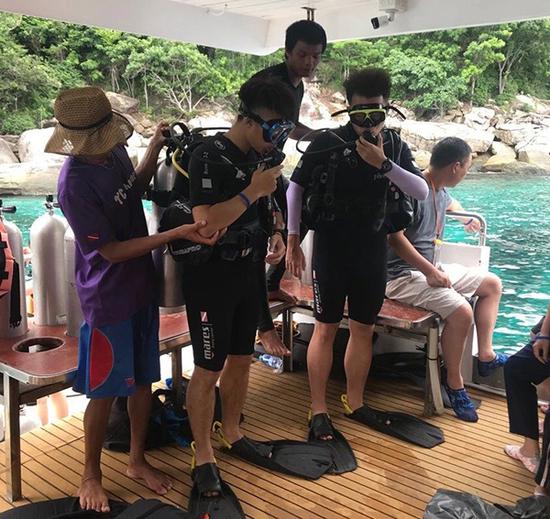 在小皇帝岛，深潜游客戴着装备下水，浮潜游客穿救生衣。 受访者供图