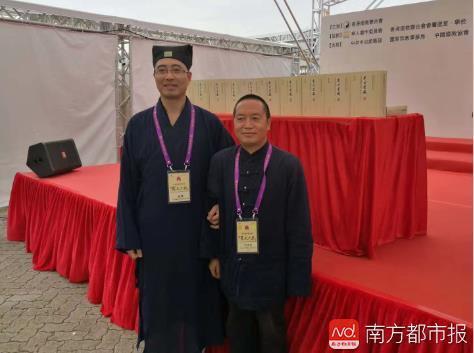 2017 年 11 月,孔令宏 ( 右 ) 在《东方道藏》新书发布会上。图由受访者提供。