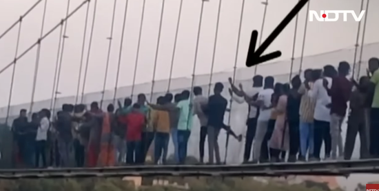 事发前一天，百人聚集在桥梁上疯狂摇晃。（图：印度新德里电视台）