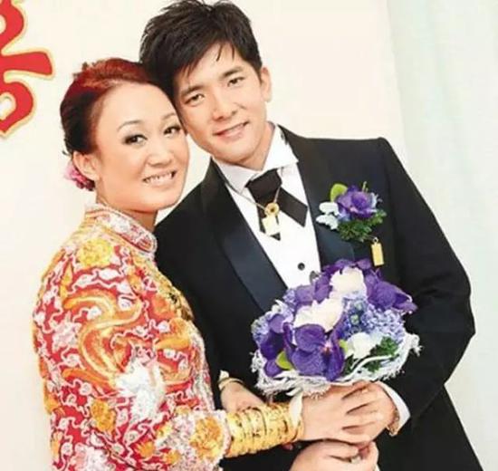 赌王何鸿燊逝世:4房太太,17个孩子,与5000亿家