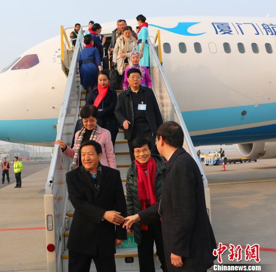 十三届全国人大二次会议浙江代表团抵达北京 汪恩民 摄