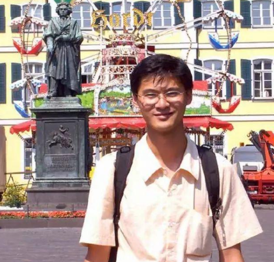 26岁罗翔和衣衫褴褛老太上热搜这位法学教授的一次怯懦为何戳中网友