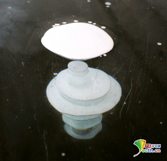 观音山景区莲花湖的“冰泡”形似“飞碟”一飞冲天。王景阳 摄