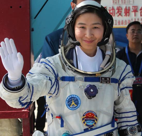 接棒杨利伟 中国首位女航天员刘洋领新任务