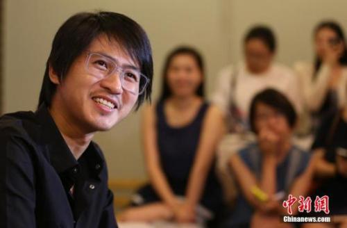 原料图:韩寒与影迷见面。 泱波 摄