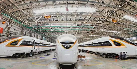 ↑中车唐山机车车辆有限公司的工人在“复兴号”动车组生产线上工作（2018年3月23日摄）。新华社记者 杨世尧摄