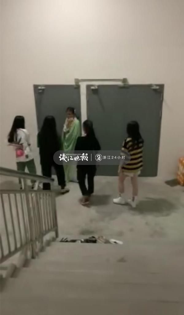 4名女生轮流扇耳光