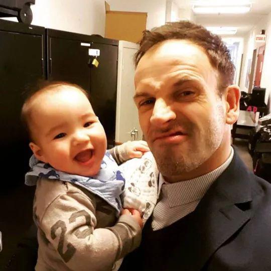 (米福和刘玉玲的儿子洛克威尔的合照)