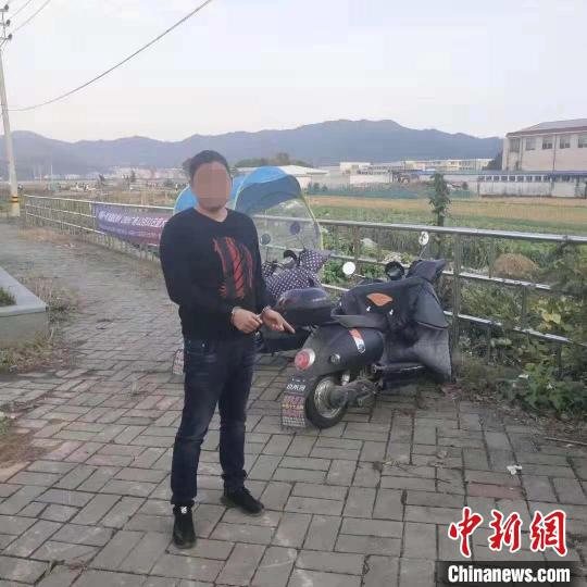 男子指认自己所偷的电瓶车 乐清公安供图 