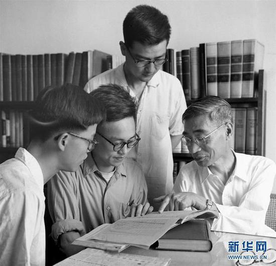 中国原:中国第一颗原爆炸55周年 这些名字我们要记住 △“两弹一星功勋奖章”获得者郭永怀(右一)在解答研究生提出的问题(图/新华社)