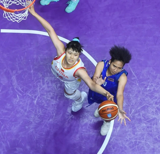 2018年8月15日，中国队球员李月汝（左）在比赛中争抢篮板球。当日，在雅加达举行的第18届亚运会女子篮球B组小组赛中，中国队以110比42战胜泰国队。新华社记者丁汀摄