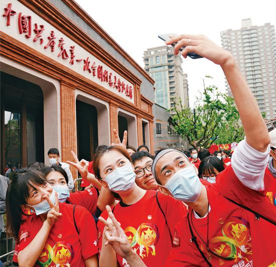 2021年5月4日,在上海中共一大纪念馆国旗广场,参加庆祝中国共产党成立100周年五四主题集会的青年们在自拍合影。 新华社记者 刘颖/摄