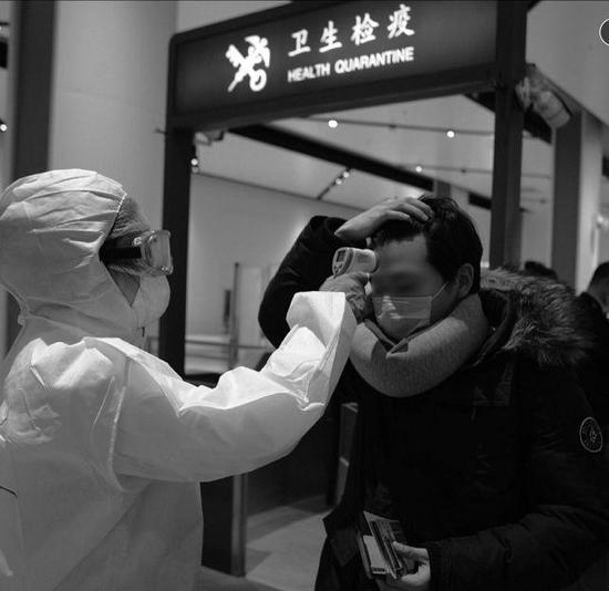 綏芬河海關(guān)人員做篩查,今日綏芬河報社供圖