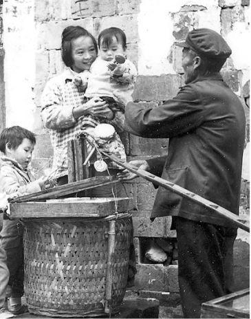 ↑1977年，从事“鸡毛换糖”的义乌农民。金福根摄