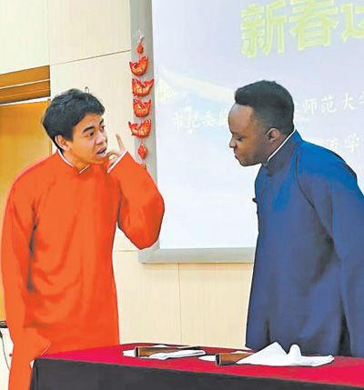 玛米苏阿（左）和爱凯搭档表演相声。