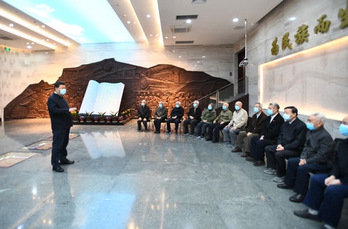 △2020年4月20日至23日,中共中央总书记、国家主席、中央军委主席习近平在陕西考察。这是4月22日,习近平在西安交通大学交大西迁博物馆亲切会见西迁老教授。新华社记者 谢环驰 摄