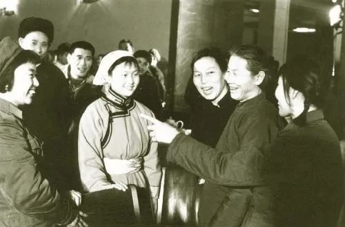 第四届全国人大会议上龙梅,玉荣和女代表在交谈