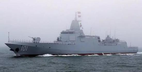 ▲中国海军055型导弹驱逐舰“南昌”号4月23日参加海上阅兵。（路透社）