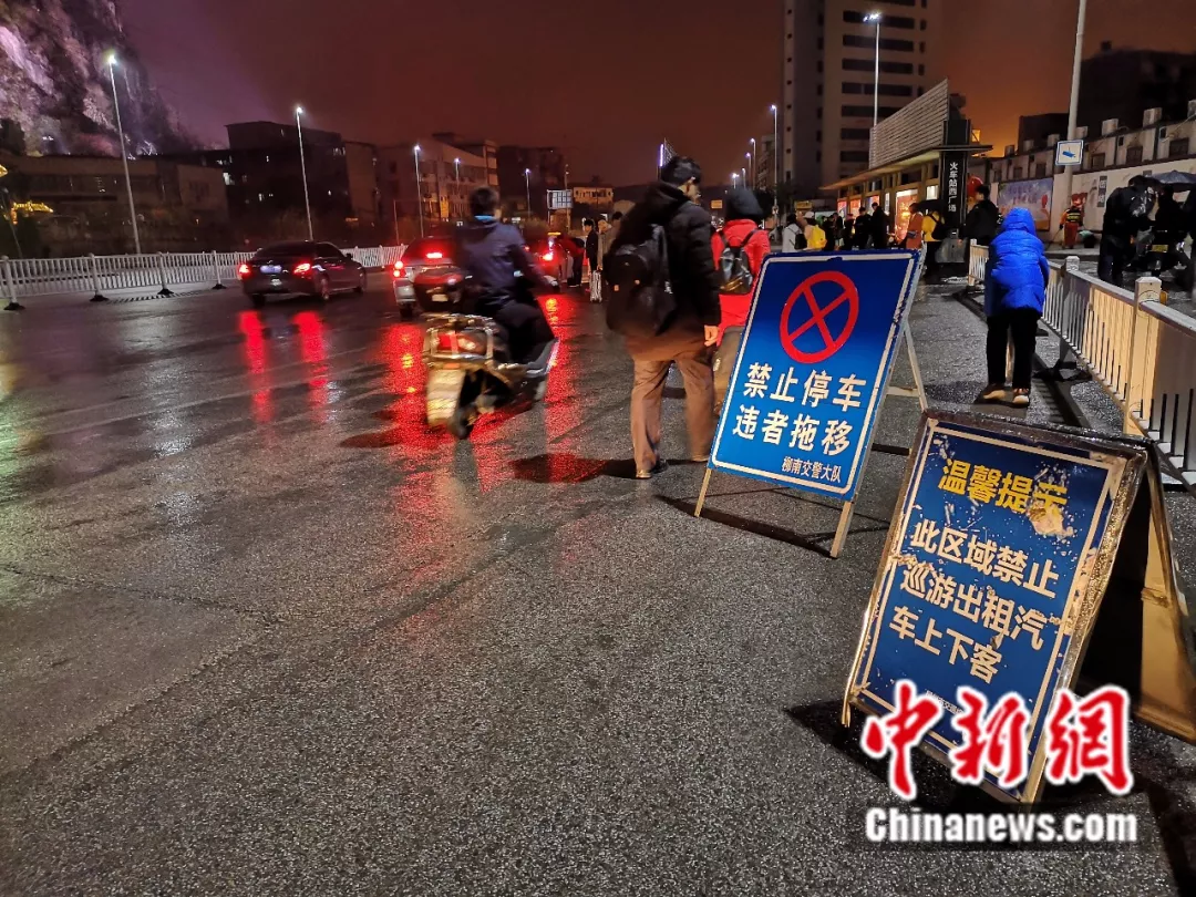 2月13日，柳州市火车站马路前，树立提示禁止巡游出租车上下客。