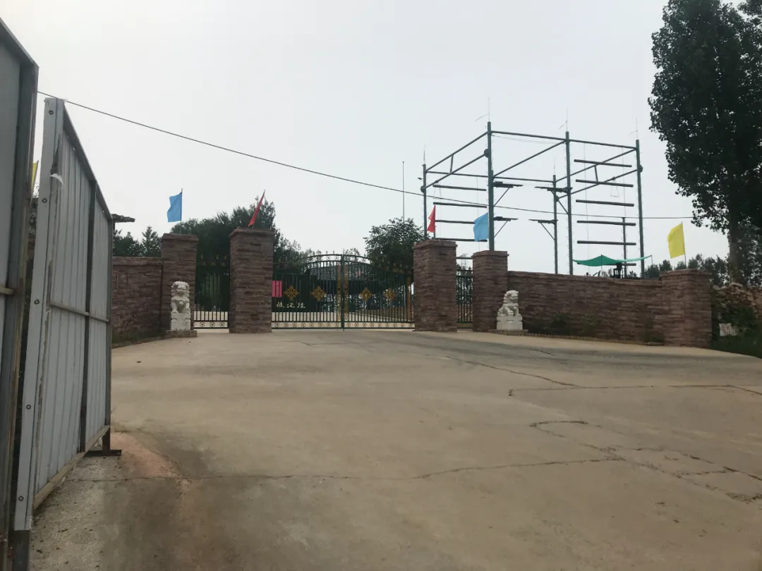目前，校门口的“河北军尚少年军校基地”和“河北军尚国防教育训练基地”两块牌子已被拆除。