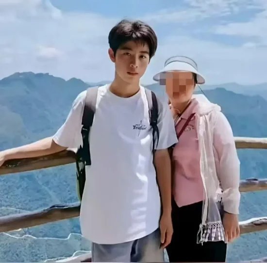 △彭宇轩（左一）与家人合照。