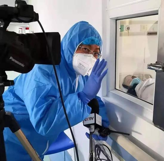 中央广播电视总台记者蒋晓平在武汉市金银潭医院采访.