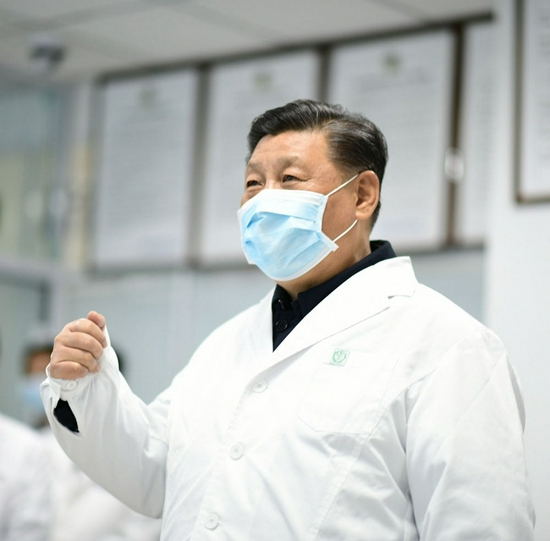 2020年2月10日，习近平在北京调研指导新冠肺炎疫情防控工作。这是习近平来到首都医科大学附属北京地坛医院门诊楼一层运行监控中心，通过监控画面察看患者住院诊疗情况，并视频连线正在病房值班的医务人员。