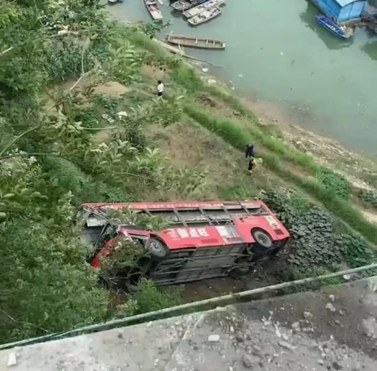 广西梧州云龙大桥一巴士与小车碰擦后坠落桥底，当地应急：救援中，伤亡情况正核实