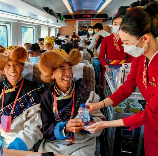  ▲ 6月25日，全长435公里、设计时速160公里的拉林铁路建成通车。这是西藏首条电气化铁路 普布扎西摄/本刊