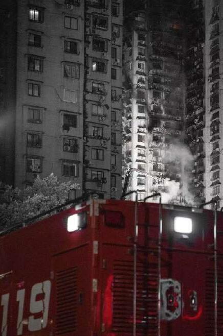 明火被扑灭后的现场。网友@大胡子恒哥 现场拍摄