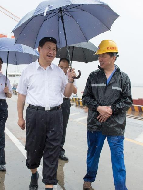 2013年7月21日，习近平冒雨来到武汉新港阳逻集装箱港区考察。来源：新华网