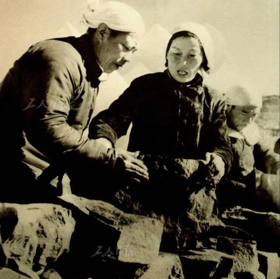 1954年,西沟村遭遇洪水袭击,申纪兰和乡亲们恢复生产