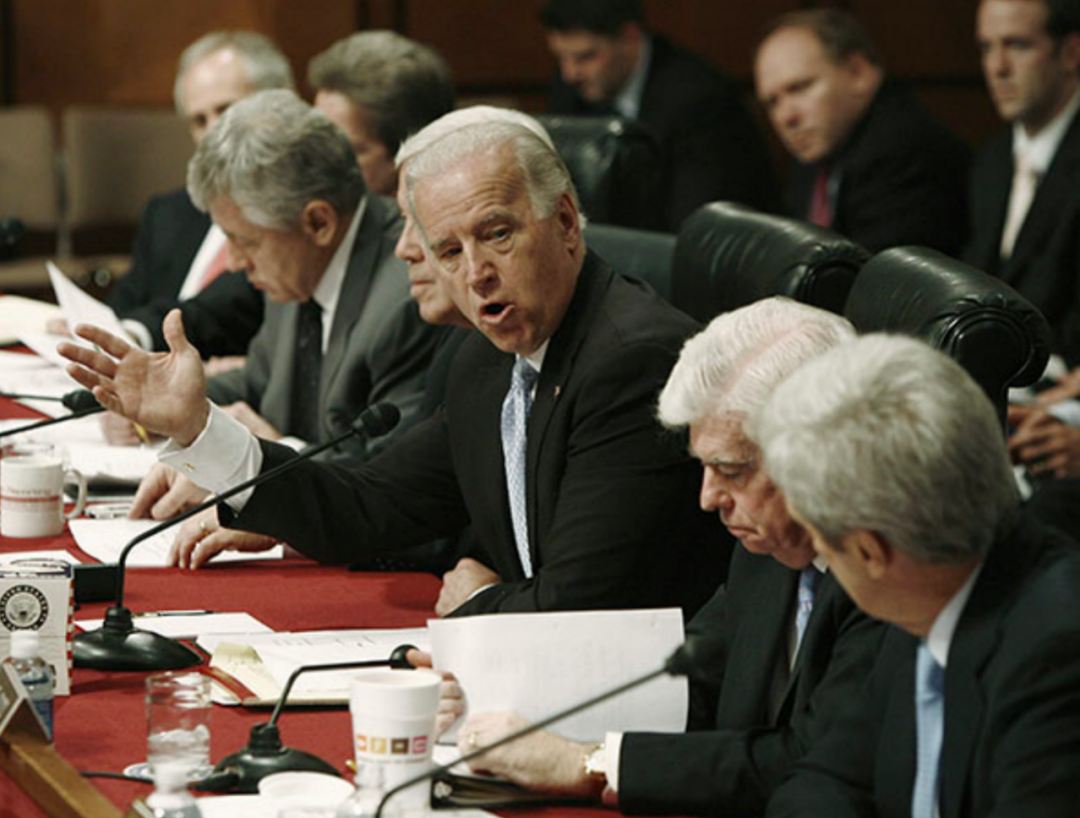 2007年1月24日，美国国会参议院对外关系委员会主席、民主党参议员拜登（中）在参议院对外关系委员会的会议上发言。