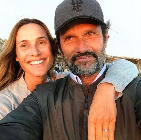 直升机飞过豪宅抛下“死羊”正坠泳池 富商：变