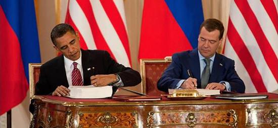  2010年奥巴马与梅德韦杰夫在《新削减战略武器条约》上签字