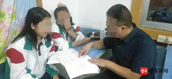 在該代伙點(diǎn)，于娟（化名）每晚睡覺前還有個(gè)“小課堂”