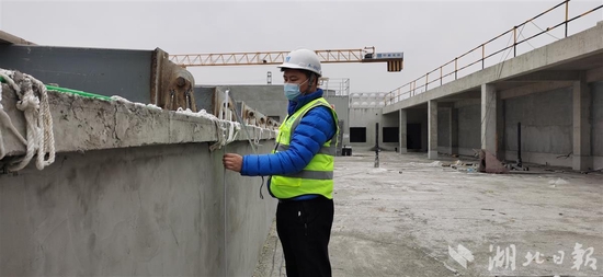 图为：刘旭在巡查