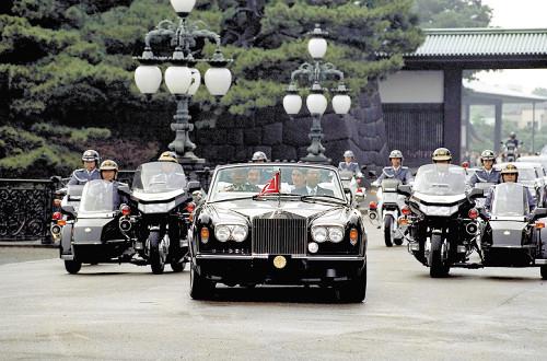 日本新天皇即位游行用丰田宴席站着吃图