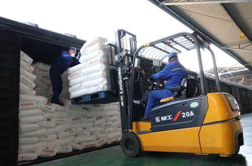 2月7日，装卸工人正在将医用物资生产原料装车。新华社